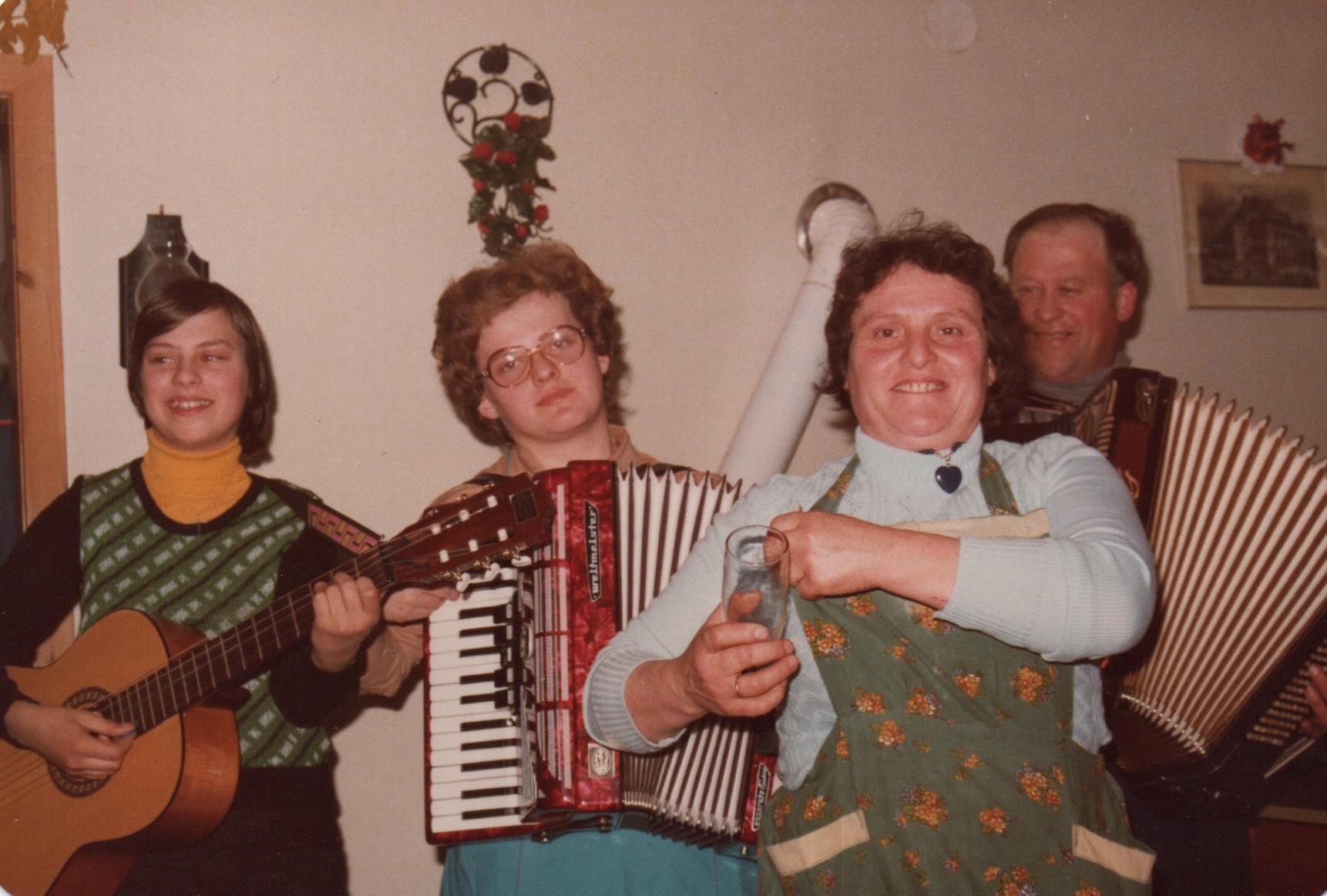 Rosa und Stefan Riegler mit ihrer Familie beim Musizieren