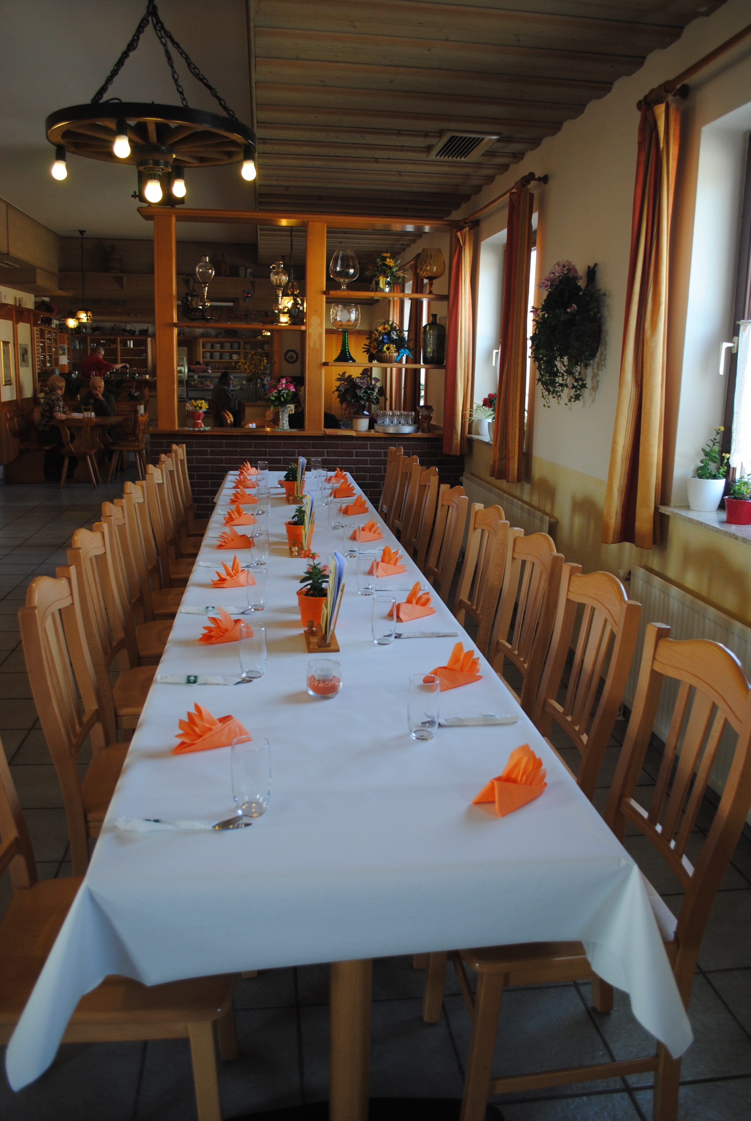 Festliche Tafel im Buschenschank